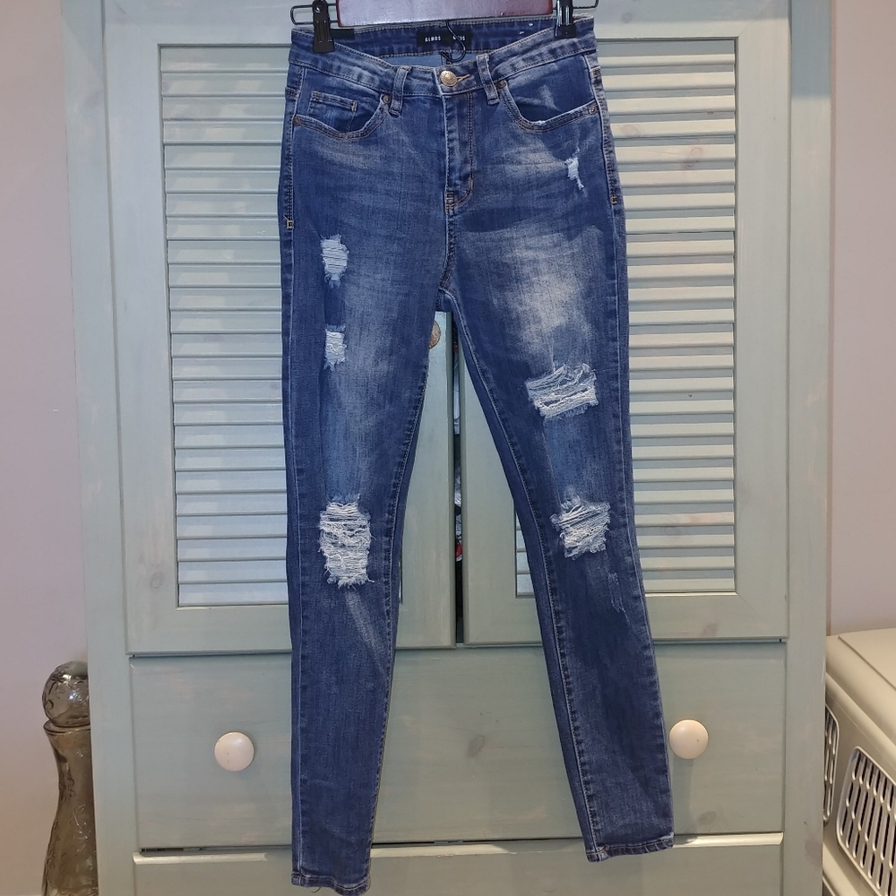 ALMOST FAMOUS ✨HIGH-RISE DISTRESSED JEANS ✨